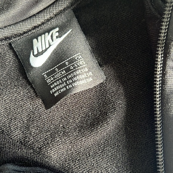 Nike tracksuit size 4/5years - Picture 4 of 4